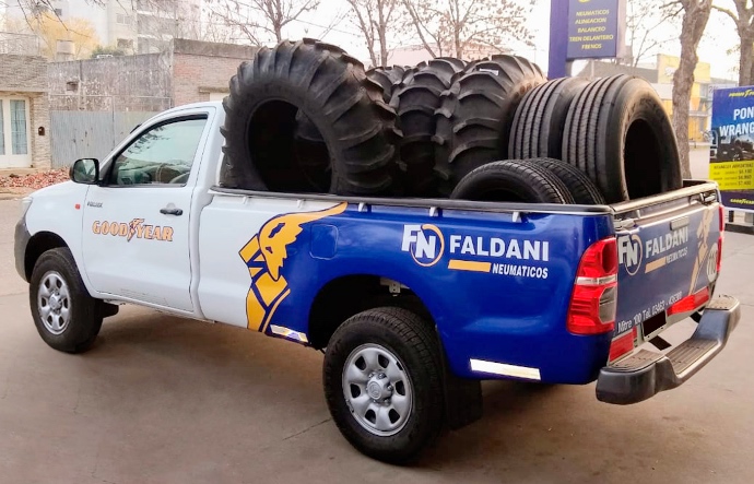 camioneta cargada con neumáticos goodyear