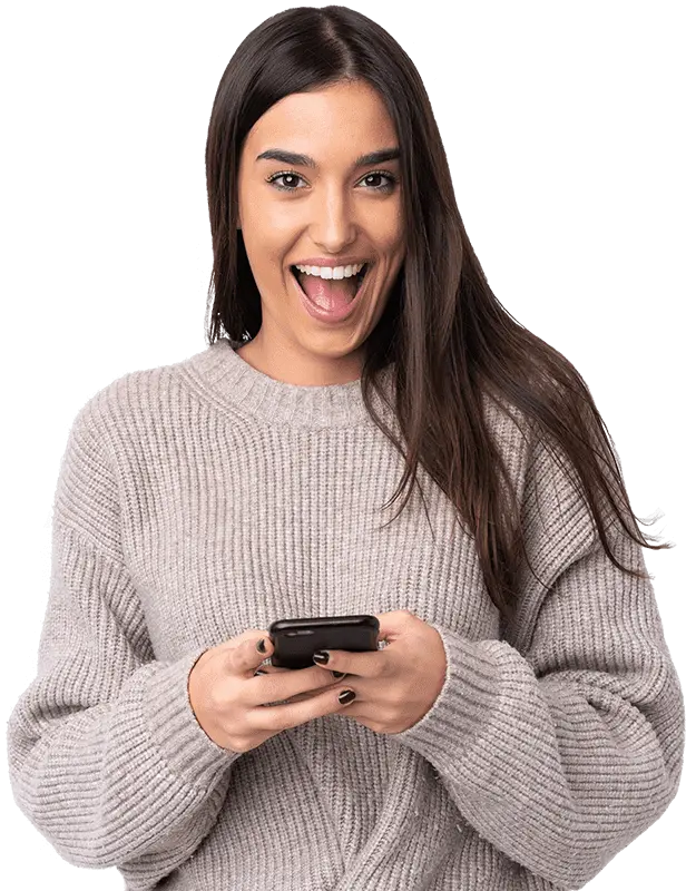 mujer feliz con un iphone en sus manos