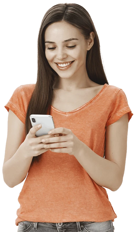 mujer feliz mirando su iphone