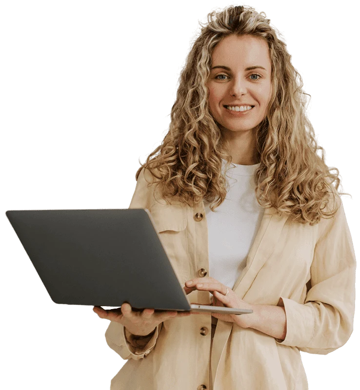 mujer feliz usando una macbook pro